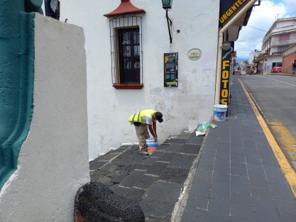 Personal del Ayuntamiento se adelantó a pintar el Barrio de San José. Mañana estudiantes profesionales y aficionados de la pintura, plasmarán masivamente sus imágenes de este barrio xalapeño. 