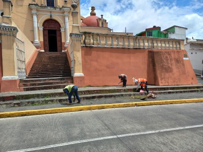 Personal del Ayuntamiento se adelantó a pintar el Barrio de San José. Mañana estudiantes profesionales y aficionados de la pintura, plasmarán masivamente sus imágenes de este barrio xalapeño. 