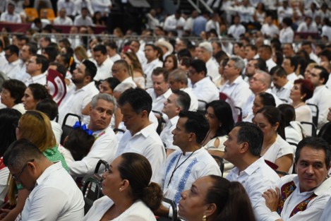 En este camino lo acompañaron sus correligionarios que conformaron el primer gabinete de la transformación, a quienes reconoció y agradeció, así como a su familia por su comprensión y apoyo. 