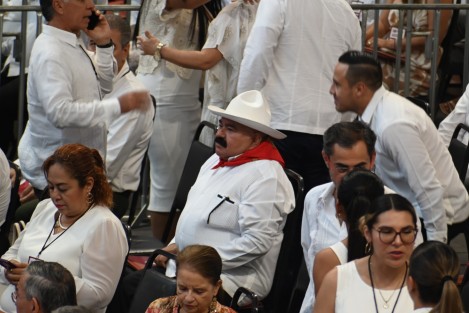 En este camino lo acompañaron sus correligionarios que conformaron el primer gabinete de la transformación, a quienes reconoció y agradeció, así como a su familia por su comprensión y apoyo. 