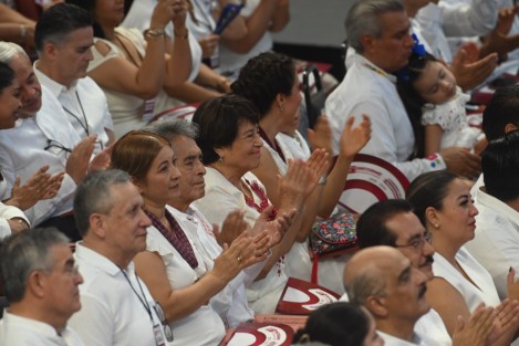 En este camino lo acompañaron sus correligionarios que conformaron el primer gabinete de la transformación, a quienes reconoció y agradeció, así como a su familia por su comprensión y apoyo.