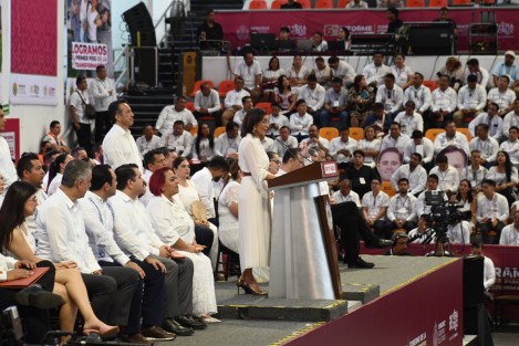  El gobernador Cuitláhuac García Jiménez, acompañado por su gabinete legal y ampliado, presentó un resumen detallado de los resultados de su administración hasta la fecha. En su informe destacó el compromiso de gobernar con un enfoque humanista que prioriza la atención a los más vulnerables redireccionando los recursos públicos.