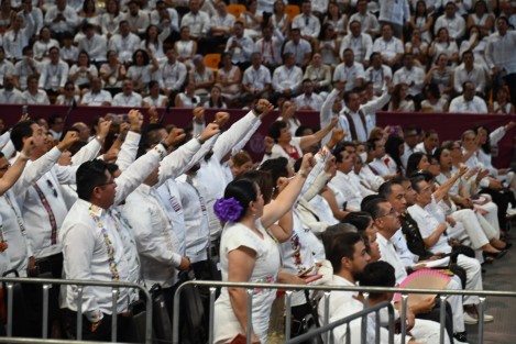 Aspectos de los asistentes al VI Informe del Gobernador Cuitláhuac García Jiménez.