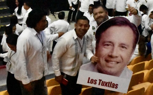 Aspectos de los asistentes al VI Informe del Gobernador Cuitláhuac García Jiménez.