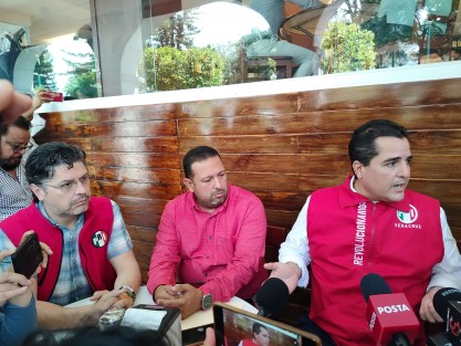 El priista número uno de Veracruz lamentó que no les avisaron que habría el Informe y que el Gobernador pareciera tener prisa en irse pues la fecha del otrora Día del Gobernador, es oficialmente el 15 de noviembre. 