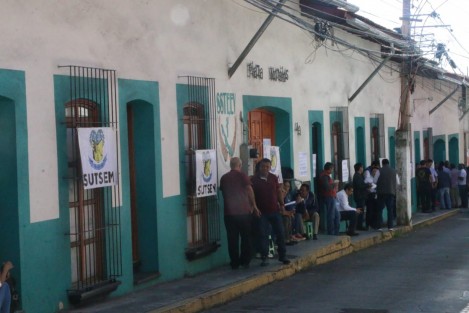 Miembros del Sindicato Unificador de Trabajadores del Estado y el Magisterio (Sutsem) tomaron las  instalaciones del Seguro Social de los Trabajadores de la Educación del Estado de Veracruz (Ssteev), en la calle Morelos, demandando la reinstalación de su compañero, Adán Estuardo Ponce Zavaleta, quien dicen, fue despedido injustificadamente.