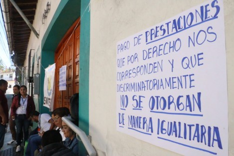 Miembros del Sindicato Unificador de Trabajadores del Estado y el Magisterio (Sutsem) tomaron las  instalaciones del Seguro Social de los Trabajadores de la Educación del Estado de Veracruz (Ssteev), en la calle Morelos, demandando la reinstalación de su compañero, Adán Estuardo Ponce Zavaleta, quien dicen, fue despedido injustificadamente.