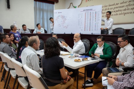 Peticiones que van desde apoyos sociales y acciones de impulso al autoempleo hasta el desarrollo de obra pública, atendió este lunes el presidente municipal Ricardo Ahued Bardahuil, durante una jornada más del Programa Audiencias Ciudadanas.
