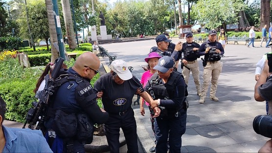 Luego de participar en las caminatas que organiza el líder de colonias Juan Piedra para que le echen porras y griten su nombre frente a Palacio Municipal, uno de estos colonos  de la tercera edad sufrió un preinfarto, por lo que de requirió una ambulancia para su valoración y traslado al hospital.