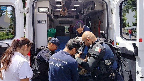 Luego de participar en las caminatas que organiza el líder de colonias Juan Piedra para que le echen porras y griten su nombre frente a Palacio Municipal, uno de estos colonos  de la tercera edad sufrió un preinfarto, por lo que de requirió una ambulancia para su valoración y traslado al hospital.