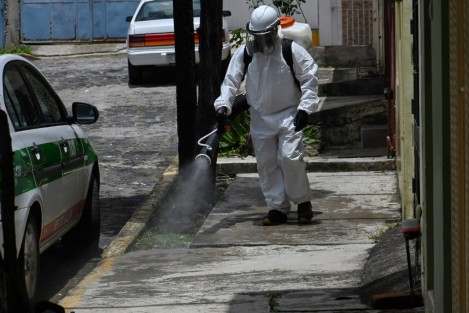Ante la queja de vecinos de la calle Privada del 57, en la colonia 2 de Abril por una infestación de pulgas, personal de la Dirección de Salud acudió a realizar una fumigación en la zona. 