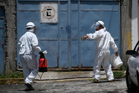 Ante la queja de vecinos de la calle Privada del 57, en la colonia 2 de Abril por una infestación de pulgas, personal de la Dirección de Salud acudió a realizar una fumigación en la zona. 