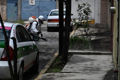 Ante la queja de vecinos de la calle Privada del 57, en la colonia 2 de Abril por una infestación de pulgas, personal de la Dirección de Salud acudió a realizar una fumigación en la zona. 