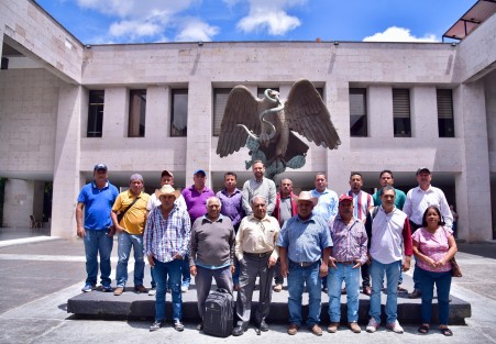 El diputado Paul Martínez Marie recibió en el Palacio Legislativo a habitantes del municipio de Atzalan, quienes acudieron con el único propósito de agradecer las gestiones que ha realizado en favor de sus comunidades, principalmente en apoyo al campo, en los tres años de esta LXVI Legislatura.