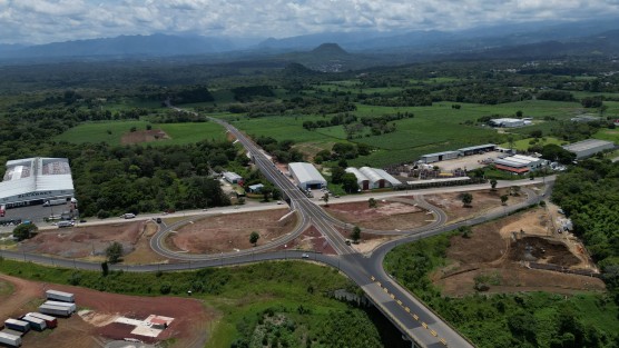 Esta vía, que abrió a la circulación en las primeras horas del domingo pasado, ya cuenta con una carga vehicular importante que irá aumentando conforme pasen los días, ya que está diseñada para resistir un tráfico de 10 mil autos diarios.