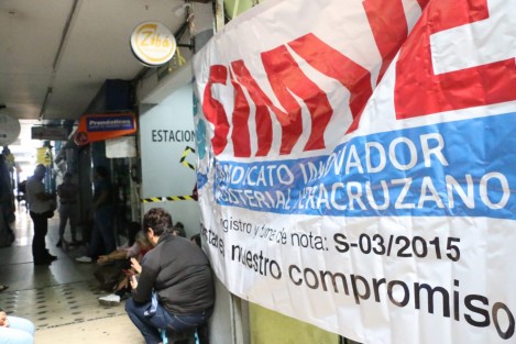 Integrantes del sindicato magisterial SIMVE tomaron la sede de la Dirección General de Bachillerato, ubicada en el Pasaje Revolución. Acusan que no les respetan los cambios de adscripción.
