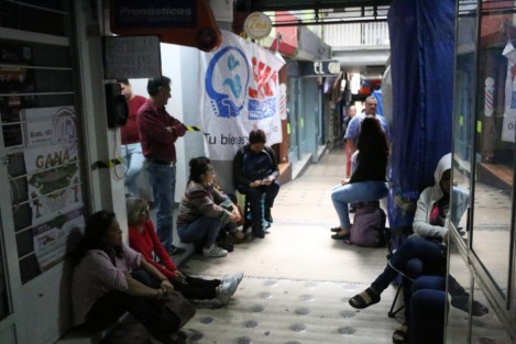 Integrantes del sindicato magisterial SIMVE tomaron la sede de la Dirección General de Bachillerato, ubicada en el Pasaje Revolución. Acusan que no les respetan los cambios de adscripción.