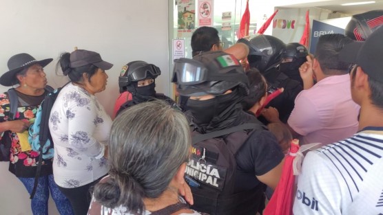 Elementos de la Policía Municipal tuvieron que intervenir para evitar que la manifestación se saliera de control al irrumpir en las instalaciones.