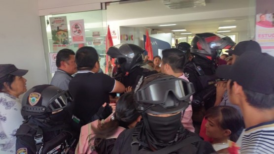 Elementos de la Policía Municipal tuvieron que intervenir para evitar que la manifestación se saliera de control al irrumpir en las instalaciones.