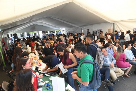 Este jueves se llevó a cabo en el parque Juàrez la Feria del Trabajo dirigida a los jóvenes, donde se ofertaron cerca de 500 vacantes de 33 empresas. 