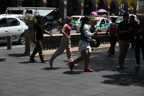 El retraso de una hora de la Secretaria del Trabajo, Dorehny García Cayetano, provocó el malestar de algunos buscadores de trabajo. 
