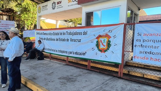 Afiliados al Sindicato Democrático Estatal de los Trabajadores del COBAEV tomaron la sede de la SEV. Acusan al Director General y a otros funcionarios de corrupción y malos tratos. 