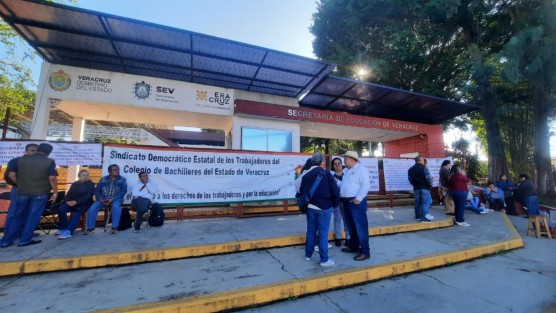 Afiliados al Sindicato Democrático Estatal de los Trabajadores del COBAEV tomaron la sede de la SEV. Acusan al Director General y a otros funcionarios de corrupción y malos tratos. 