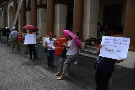 Jubilados y pensionados agremiados de AJUPIV bloquearon como cada jueves la calle Enríquez del centro de la Capital. La exigencia es el pago del seguro institucional.