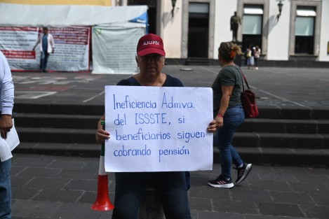 Jubilados y pensionados agremiados de AJUPIV bloquearon como cada jueves la calle Enríquez del centro de la Capital. La exigencia es el pago del seguro institucional.
