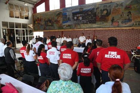 Con la entrega de unos modestos reconocimientos, un homenaje a su compañeros caídos en el cumplimiento de su deber y  una pequeña comida, Bomberos de la ciudad de Xalapa festejaron su día. Esperando que autoridades de todos los niveles, empresarios y población en general  los apoyen para continuar con su labor.