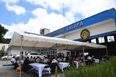 Con la entrega de unos modestos reconocimientos, un homenaje a su compañeros caídos en el cumplimiento de su deber y  una pequeña comida, Bomberos de la ciudad de Xalapa festejaron su día. Esperando que autoridades de todos los niveles, empresarios y población en general  los apoyen para continuar con su labor.