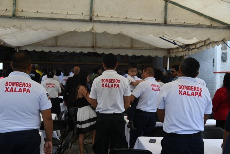 Con la entrega de unos modestos reconocimientos, un homenaje a su compañeros caídos en el cumplimiento de su deber y  una pequeña comida, Bomberos de la ciudad de Xalapa festejaron su día. Esperando que autoridades de todos los niveles, empresarios y población en general  los apoyen para continuar con su labor.