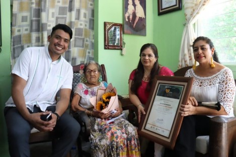 El 5 de agosto la titular de la SECVER recorrió el sur del estado para visitar y entregar personalmente el reconocimiento a Doña Adela Cazarín Gracia, portadora de la tradición del fandango en el municipio de Minatitlán. 