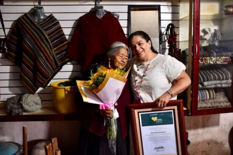 Doña Matilde García Tentzohua, quien es portadora de saberes ancestrales en el arte textil. 