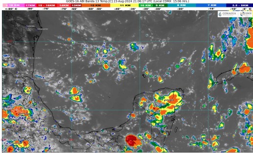 La onda tropical 18 se mueve hacia el oeste con eje a esta hora sobre y al sur del norte del estado de Veracruz esperándose que hoy se desplace sobre el centro y sur del país.