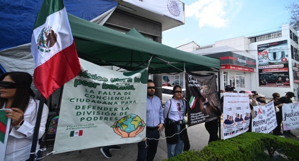 Trabajadores del Poder Judicial de la Federación realizaron un acto símbolo frente a las instalaciones de Ávila Camacho. Con los ojos vendados y las manos amarradas  guardaron un minuto de silencio ante lo que consideran que el gobierno Federal y el Congreso de la Unión intentan callar y sobajar a dicha institución.
