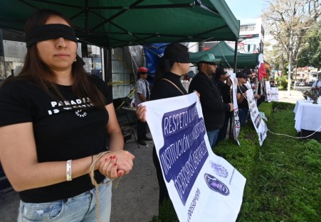 Trabajadores del Poder Judicial de la Federación realizaron un acto símbolo frente a las instalaciones de Ávila Camacho. Con los ojos vendados y las manos amarradas  guardaron un minuto de silencio ante lo que consideran que el gobierno Federal y el Congreso de la Unión intentan callar y sobajar a dicha institución.