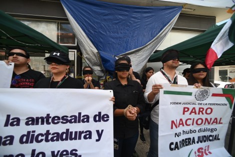 Trabajadores del Poder Judicial de la Federación realizaron un acto símbolo frente a las instalaciones de Ávila Camacho. Con los ojos vendados y las manos amarradas  guardaron un minuto de silencio ante lo que consideran que el gobierno Federal y el Congreso de la Unión intentan callar y sobajar a dicha institución.