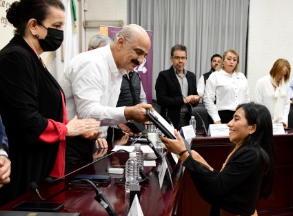 La sociedad necesita nuevas generaciones que propicien el cambio y gobiernen con transparencia, honestidad y amor a su ciudad y su patria, afirmó el presidente municipal Ricardo Ahued Bardahuil, durante la entrega del Premio Municipal de la Juventud 2024, que se realizó este viernes en la Sala de Cabildo. 