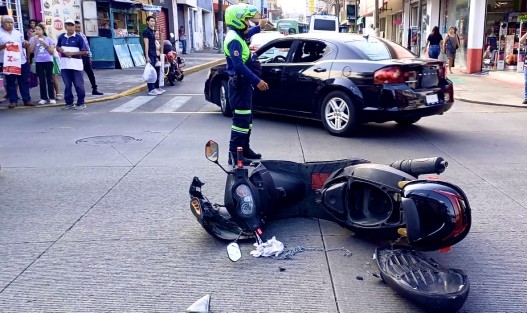 Un joven que se desplazaba a bordo de una motoneta, terminó con algunos golpes debido a que fue impactado por una camioneta cuya conductora no respetó los señalamientos de vialidad ni tampoco realizar alto total, en el cruce de la avenida 2 esquina de la calle 15 en la colonia Centr de Córdoba, Ver...
