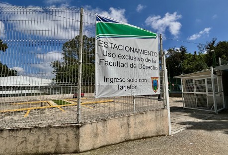 La ciudad se transforma, y los espacios otrora abiertos de la Zona Universitaria en Xalapa, Ver. se han amurallado. Estacionamientos exclusivos. Escuelas bardeadas, con murales para que no se confundan con el Muro de Berlín. Y ya no rondan por ahí ni las vacas ni los caballos, como en los 80s.