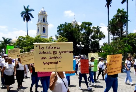 Empleados del Consejo de la Judicatura Federal del juzgado décimo sexto del distrito en Córdoba, marcharon por las principales calles de la ciudad y realizaron un plantón de varios minutos en la explanada del parque 21 de mayo, demostrando su inconformidad hacia las reformas del Presidente de la República.
