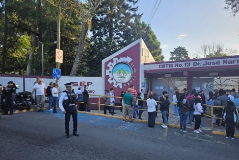 Este lunes regresaron a clases un millón 334 mil 790 estudiantes de Educación Básica (Preescolar, Primaria y Secundaria) para el ciclo escolar 2024-2025, en la entidad veracruzana. Serán atendidos por 137 mil 78 docentes docentes en 23 mil 944 escuelas. 