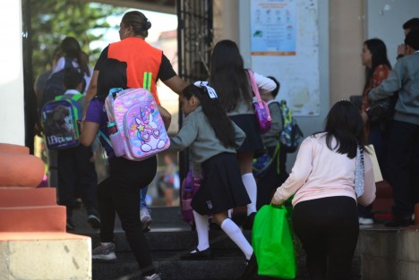Este lunes regresaron a clases un millón 334 mil 790 estudiantes de Educación Básica (Preescolar, Primaria y Secundaria) para el ciclo escolar 2024-2025, en la entidad veracruzana. Serán atendidos por 137 mil 78 docentes docentes en 23 mil 944 escuelas. 