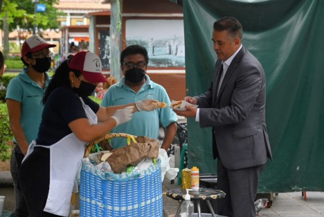 El secretario de Turismo de Veracruz, Iván Martínez Olvera, reactivando la economía local del parque Juárez de la ciudad de Xalapa, al degustar los famosos tacos de Pichón. 