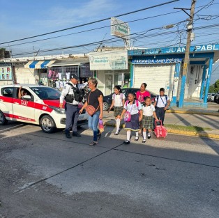Un millón 334 mil 790 estudiantes del nivel Básico regresaron a las aulas para dar inicio al Ciclo Escolar 2024-2025, inaugurado por el gobernador Cuitláhuac García Jiménez y la subsecretaria de Educación Básica de la Secretaría de Educación Pública (SEP), Martha Velda Hernández Moreno, desde la Telesecundaria Benito Fentanes. 