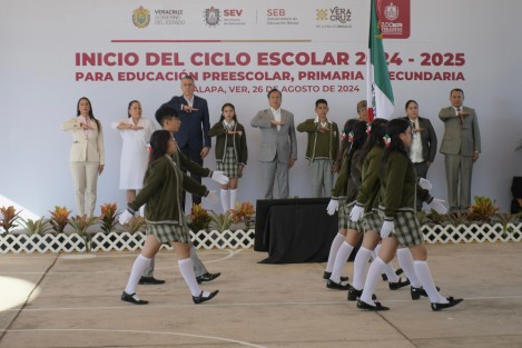 Un millón 334 mil 790 estudiantes del nivel Básico regresaron a las aulas para dar inicio al Ciclo Escolar 2024-2025, inaugurado por el gobernador Cuitláhuac García Jiménez y la subsecretaria de Educación Básica de la Secretaría de Educación Pública (SEP), Martha Velda Hernández Moreno, desde la Telesecundaria Benito Fentanes.