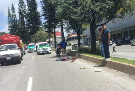 Un motociclista falleció tras derrapar en la avenida Lázaro Cárdenas a la altura de la avenida Ferrocarril Interoceánico, en el carril con dirección a Las Trancas. 