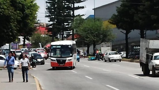 Un motociclista falleció tras derrapar en la avenida Lázaro Cárdenas a la altura de la avenida Ferrocarril Interoceánico, en el carril con dirección a Las Trancas. 