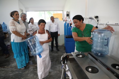 En la localidad Coyolar (Ixhuatlán del Sureste) y la colonia Tacoteno (Minatitlán) fueron supervisados dos módulos comunitarios de Agua Purificada, acción que promueve la cohesión social en cooperativas integradas por los habitantes y ayuda a prevenir enfermedades gastrointestinales; a la fecha han sido instaladas 56 unidades en la entidad.